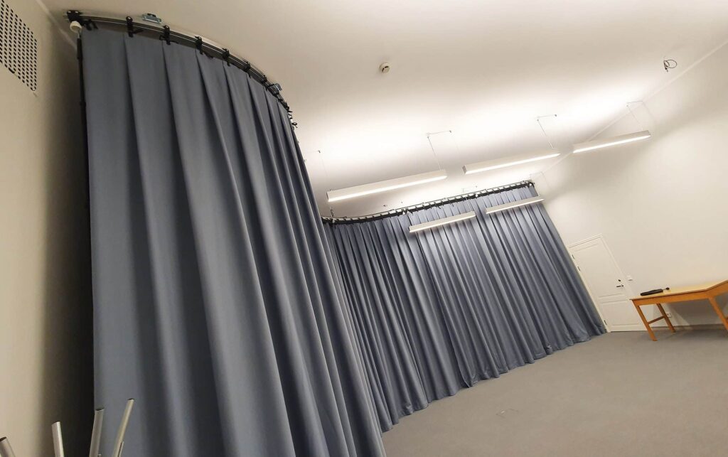 Tartu Ülikooli peahoone pressiruumi kardinasüsteem