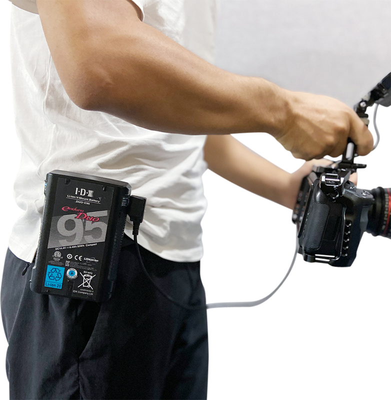 The plate utilizing a standard V mount fits most V mount batteries to provide greater battery life for your camera rig with your battery's power port.