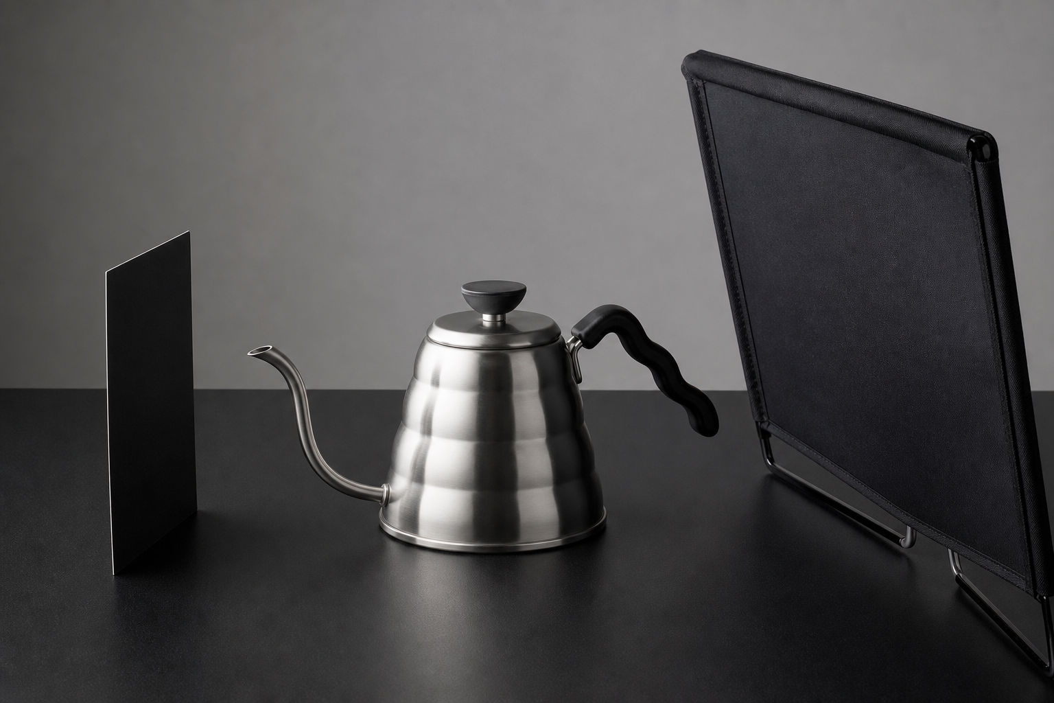 Glare-free metallic product