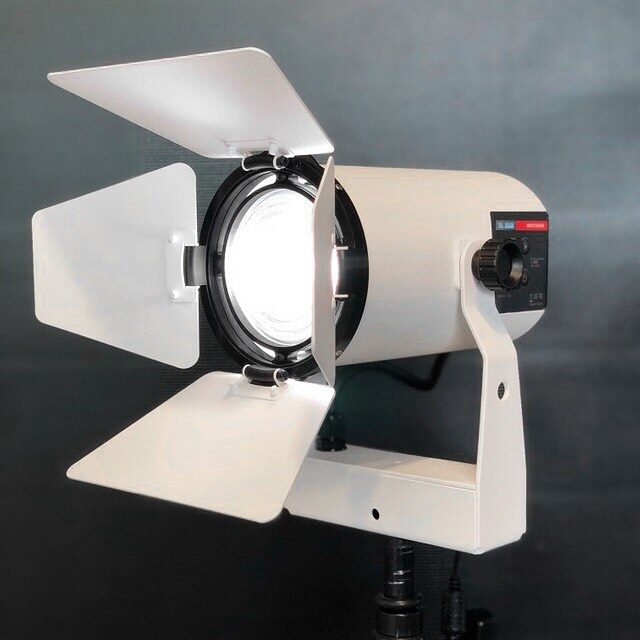 KINOTEHNIK Practilite 604 bi-color LED fresnel with DMX (valge)