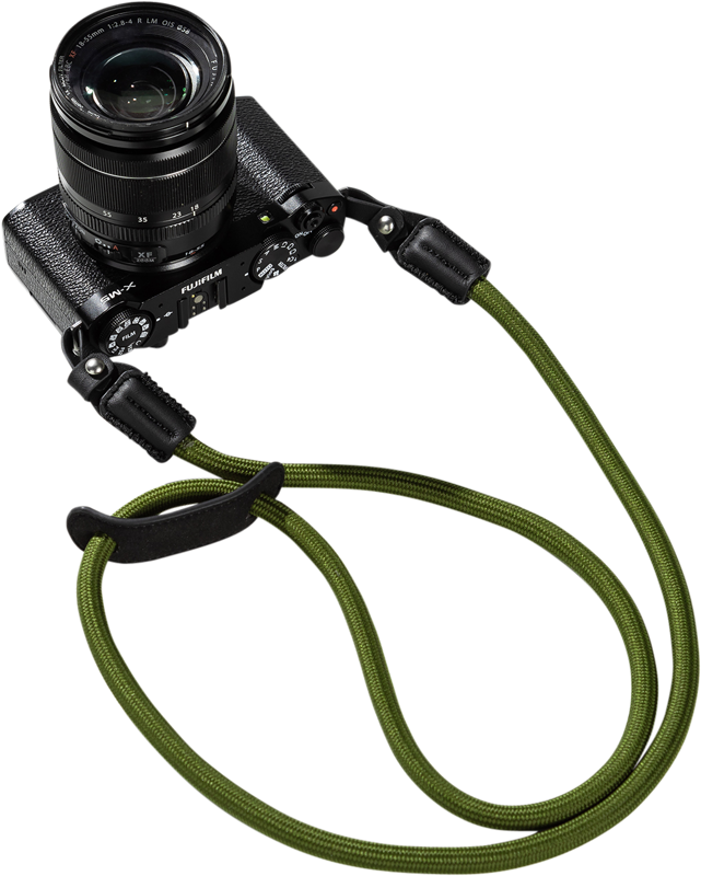 freeing up your hands. The shoulder strap is made of nylon and genuine leather and supports a static load of 10 kg