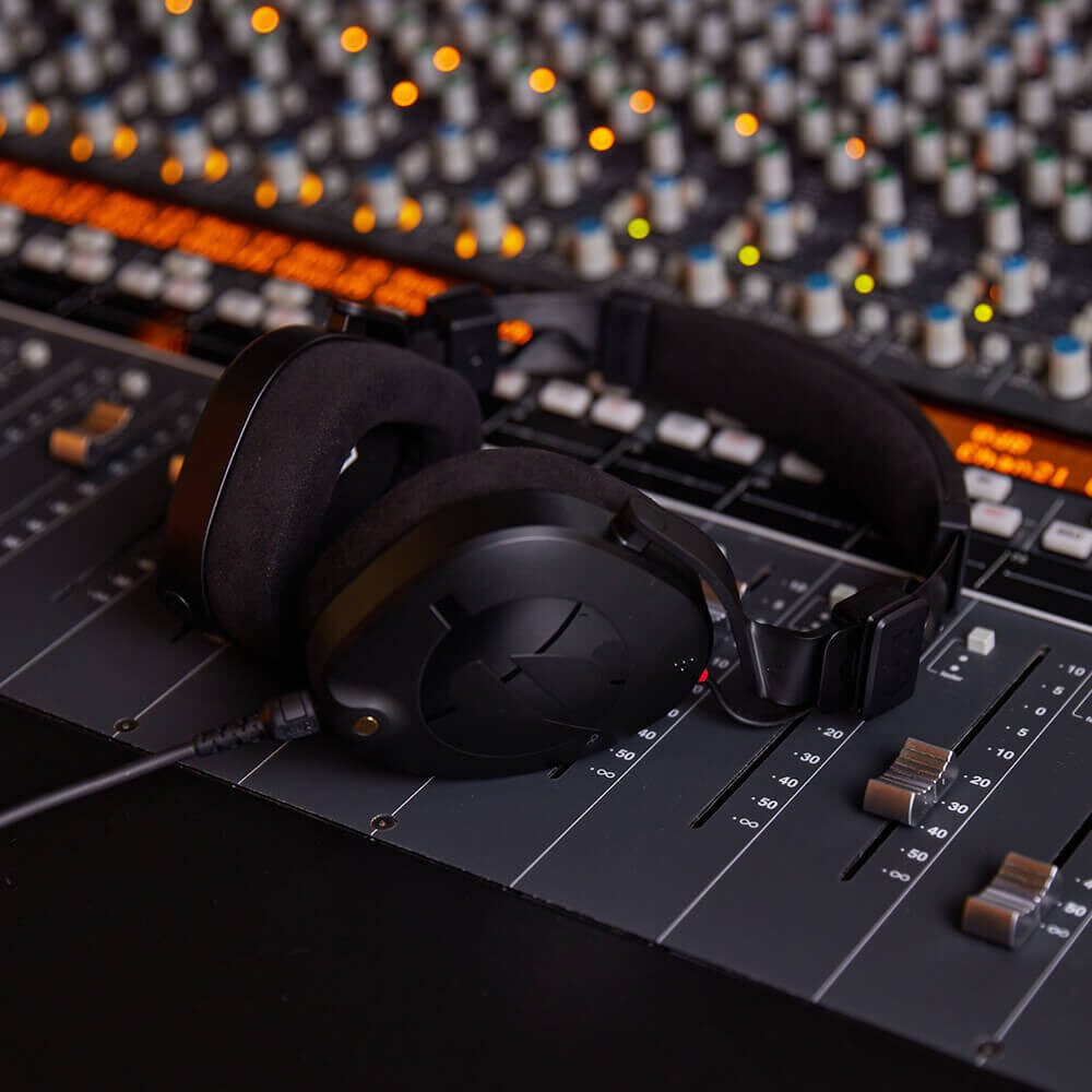 <li>Ergonomic design ensures passive noise insulation</li>