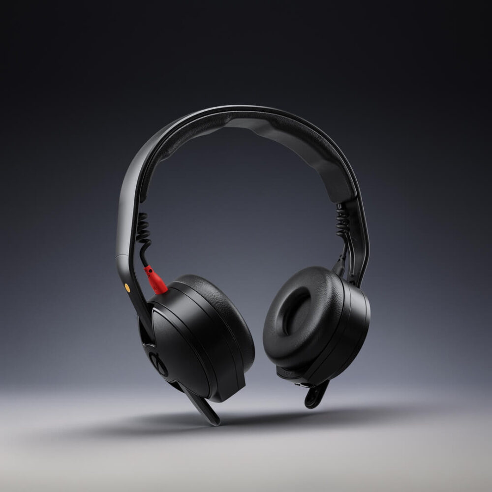 <li>Ergonomic design provides passive noise isolation</li>