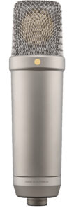 <li>Studio quality microphone set</li>