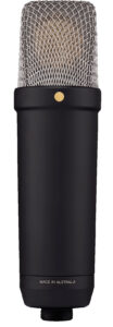 <li>Studio quality microphone set</li>