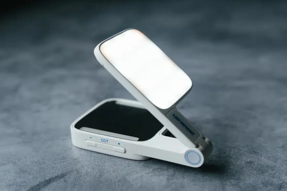 AMARAN Go ultra-compact mini LED phone light