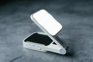 AMARAN Go ultra-compact mini LED phone light